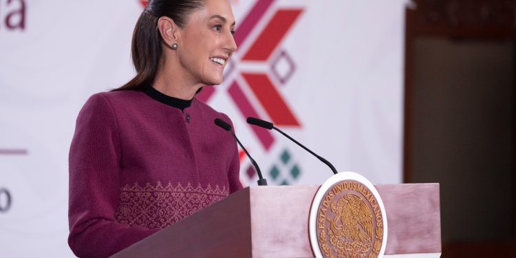 Sheinbaum impulsa regulación del uso de celulares en escuelas con respaldo de casi 70% de los padres