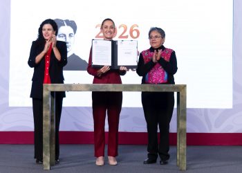 Sheinbaum firma decreto para blindar la transparencia y limitar la reserva de información pública 