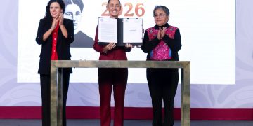Sheinbaum firma decreto para blindar la transparencia y limitar la reserva de información pública 