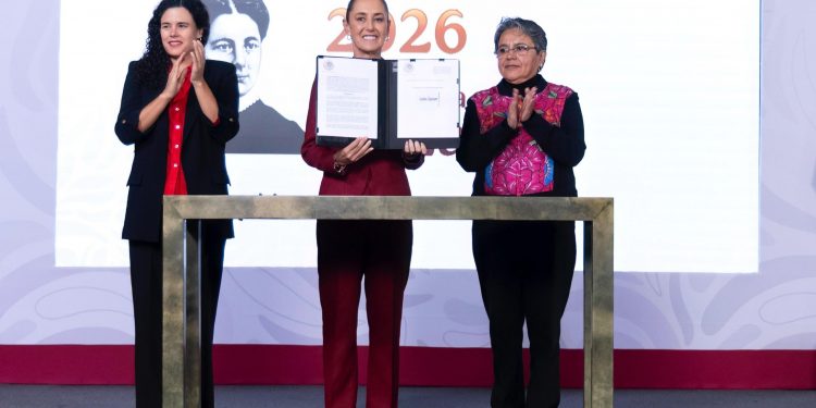 Sheinbaum firma decreto para blindar la transparencia y limitar la reserva de información pública 