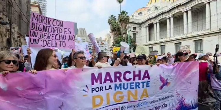 De Bellas Artes al Zócalo: marchan por el derecho a una muerte digna