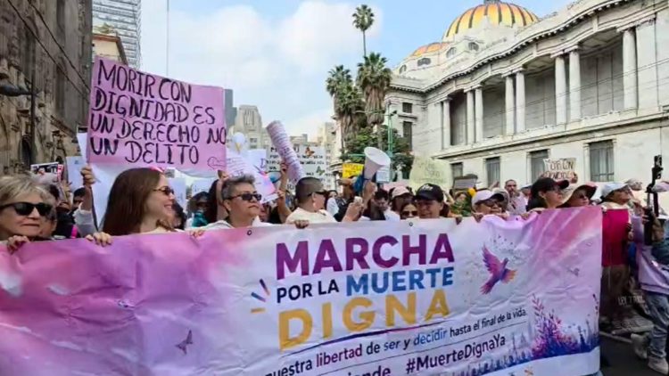 De Bellas Artes al Zócalo: marchan por el derecho a una muerte digna