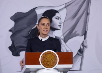 “Sí debe restringirse”: Sheinbaum fija postura a favor de limitar celulares en las escuelas