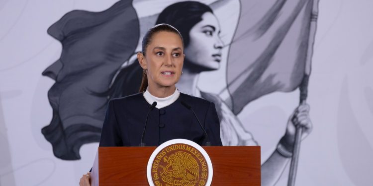 “Sí debe restringirse”: Sheinbaum fija postura a favor de limitar celulares en las escuelas