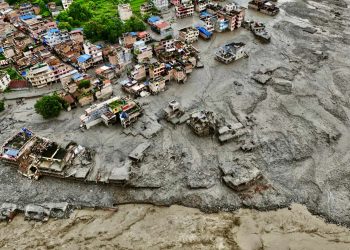 Himalaya enfrenta nueva amenaza de inundaciones mientras casi mil personas siguen desaparecidas