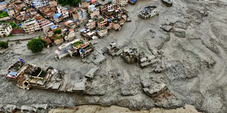 Himalaya enfrenta nueva amenaza de inundaciones mientras casi mil personas siguen desaparecidas