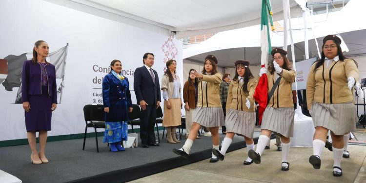 Sheinbaum encabeza regreso a clases de 28 millones de estudiantes desde secundaria de la CDMX