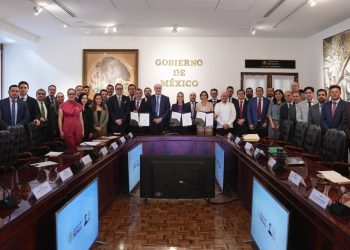 Gasolina regular seguirá debajo de $24 y diésel de $27; Sheinbaum renueva acuerdo con gasolineros