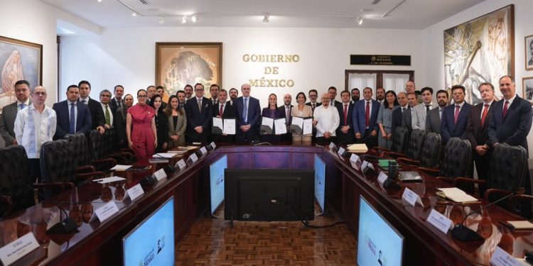 Gasolina regular seguirá debajo de $24 y diésel de $27; Sheinbaum renueva acuerdo con gasolineros