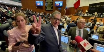Higinio Martínez toma el mando del Senado; asume presidencia con 116 votos a favor