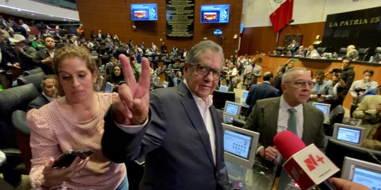 Higinio Martínez toma el mando del Senado; asume presidencia con 116 votos a favor