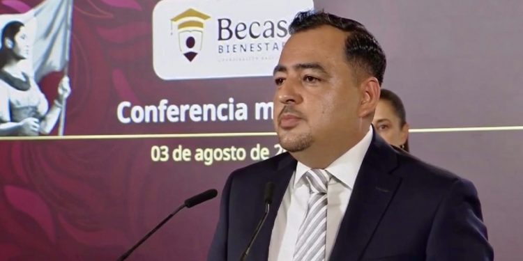 Gobierno inicia depósito de 2,500 pesos para útiles y uniformes