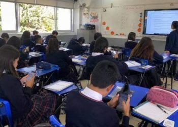 Jonathan Haidt pide a Sheinbaum prohibir celulares en escuelas y redes sociales antes de los 16 años