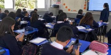 Jonathan Haidt pide a Sheinbaum prohibir celulares en escuelas y redes sociales antes de los 16 años