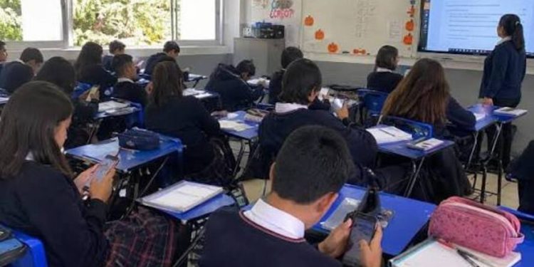 Jonathan Haidt pide a Sheinbaum prohibir celulares en escuelas y redes sociales antes de los 16 años