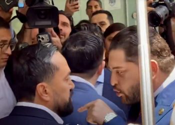 “Porro”, “narco” y “asesino”: Carlos Eduardo Gutiérrez y Arturo Ávila se enfrentan a empujones