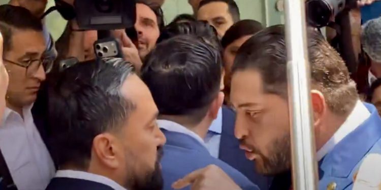 “Porro”, “narco” y “asesino”: Carlos Eduardo Gutiérrez y Arturo Ávila se enfrentan a empujones