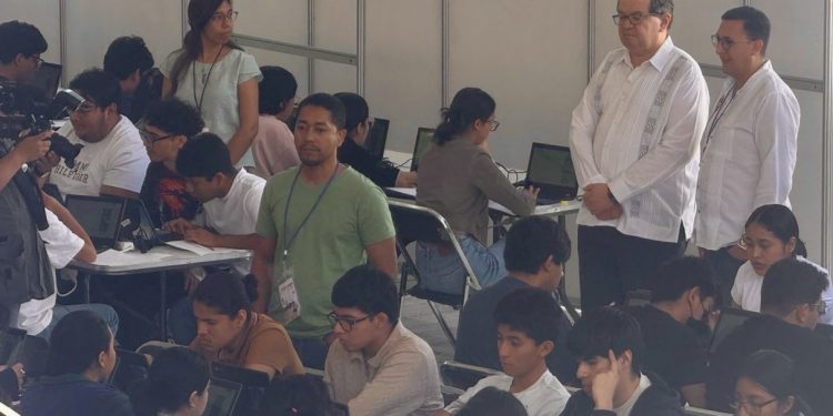 Rector Leonardo Lomelí supervisa personalmente examen de control presencial de la UNAM