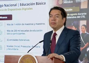 ¡Alto al celular en las aulas! SEP pone en manos de más de un millón de maestros el futuro de los dispositivos digitales