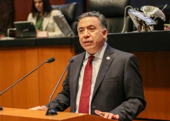 Inzunza anuncia su regreso al Senado el 30 de agosto y rechaza vínculo con retorno de Rocha Moya