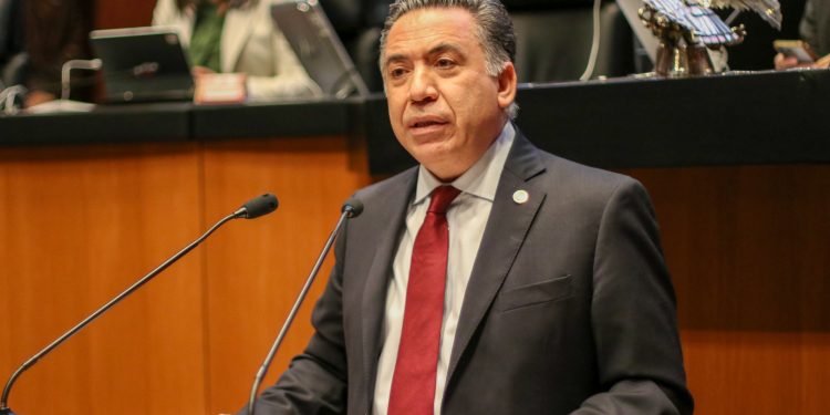 Inzunza anuncia su regreso al Senado el 30 de agosto y rechaza vínculo con retorno de Rocha Moya
