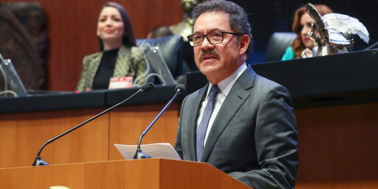 Reforma constitucional busca blindar Presidencia y gubernaturas contra doble nacionalidad: Mier