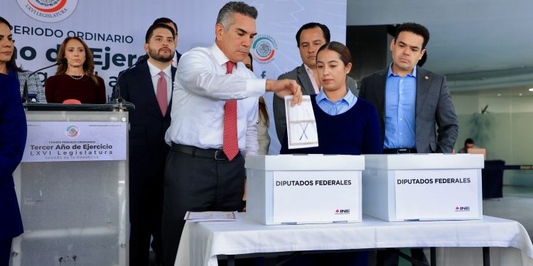 Oposición acusa al INE de abrir la puerta a un fraude con boletas sin doblez