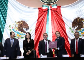 Hacienda entrega Paquete Económico 2027; prevé crecimiento de 2% y reducción gradual del déficit