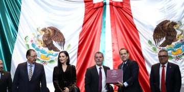 Hacienda entrega Paquete Económico 2027; prevé crecimiento de 2% y reducción gradual del déficit