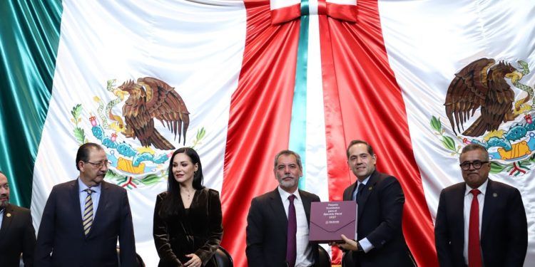 Hacienda entrega Paquete Económico 2027; prevé crecimiento de 2% y reducción gradual del déficit