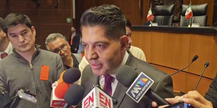 “No me bajo ni me rajo”: Reyes desafía a Sheffield en la pelea por León
