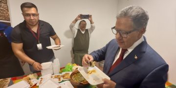 Entre barbacoa, escamoles y política: Higinio Martínez lleva un pedazo de Texcoco al Senado