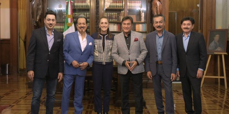 Sheinbaum recibe a Los Tigres del Norte en Palacio Nacional previo al Grito