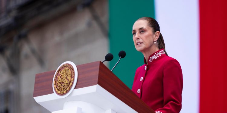 “México no se doblega, no se arrodilla y nunca se vende”: Sheinbaum