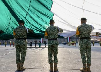 Zócalo guarda silencio por las víctimas del 19S; Sheinbaum iza bandera a media asta