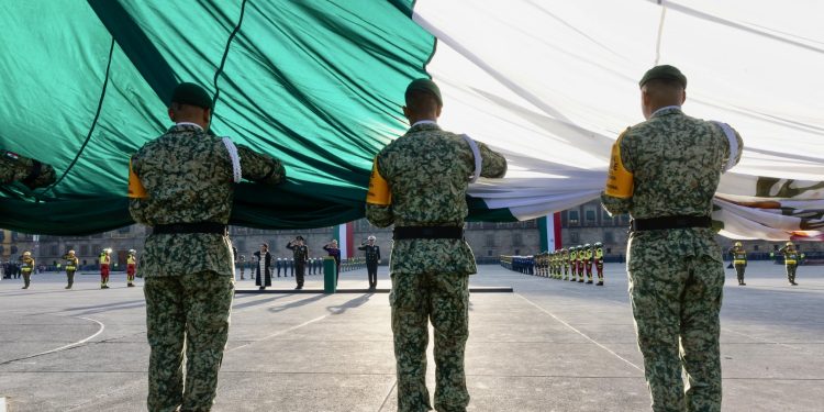 Zócalo guarda silencio por las víctimas del 19S; Sheinbaum iza bandera a media asta