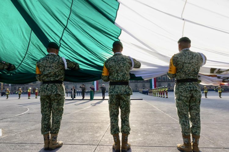 Zócalo guarda silencio por las víctimas del 19S; Sheinbaum iza bandera a media asta