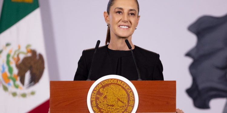 Sheinbaum se deslinda de disputa Morena-PT y respalda encuestas para definir coordinadores
