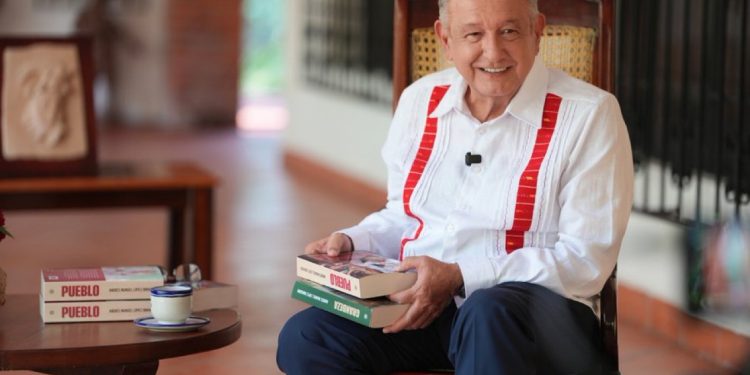 López Obrador reaparece y afirma: “se logró la transformación”; presenta su libro “Pueblo”