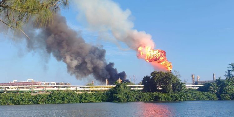 Controlan conato de incendio en instalación de Pemex en Dos Bocas