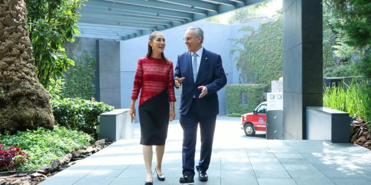 Sheinbaum anuncia inversión de 8.4 billones de pesos y eliminación de multas fiscales en 2027