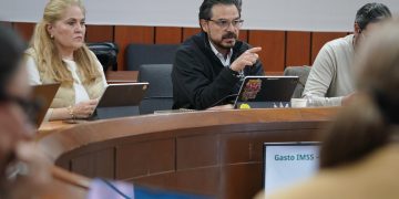 Sheinbaum descarta salida de Zoé Robledo del IMSS y busca nueva oferta salarial para trabajadores