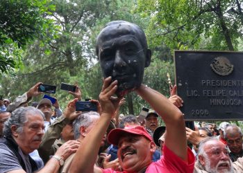 Sheinbaum condena vandalismo contra estatua de Calderón: “Ningún acto de violencia se justifica” 