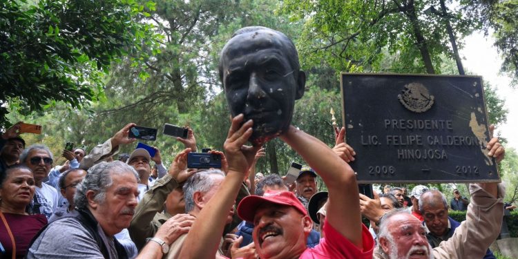 Sheinbaum condena vandalismo contra estatua de Calderón: “Ningún acto de violencia se justifica” 