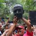 Sheinbaum condena vandalismo contra estatua de Calderón: “Ningún acto de violencia se justifica”