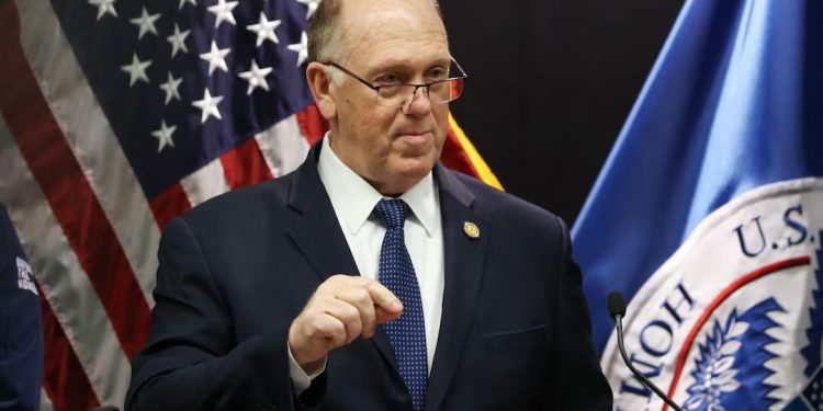 Homan anuncia más deportaciones en 2027 tras récord de arrestos de ICE 