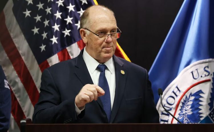 Homan anuncia más deportaciones en 2027 tras récord de arrestos de ICE 
