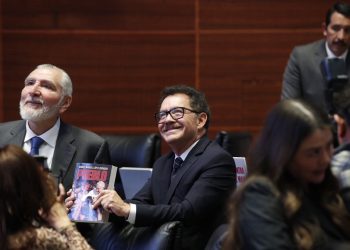 Pueblo llega al Senado antes que a las librerías: González Yáñez compra 20 ejemplares y los reparte entre legisladores