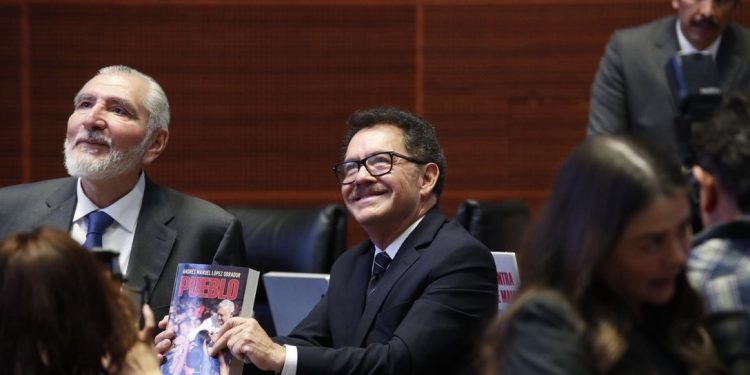 Pueblo llega al Senado antes que a las librerías: González Yáñez compra 20 ejemplares y los reparte entre legisladores