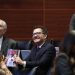 Pueblo llega al Senado antes que a las librerías: González Yáñez compra 20 ejemplares y los reparte entre legisladores
